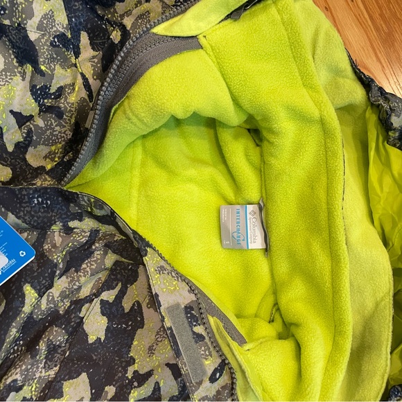 Columbia Kids Camo Puffer Jacket - Green and Navy Blue - Picture 3 of 4